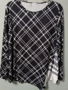 NUGGLES Black & White Plaid Long-Sleeve Women's Top Asymetric Hem